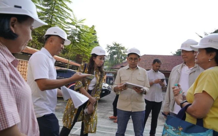 Menbud Fadli Zon beserta Ketua Dewan Penyantun Museum dan Cagar Budaya, Hasjim Djojohadikusumo, saat mengunjungi sejumlah bangunan cagar budaya yang berada di Kawasan Kota Tua, dan juga Angke, Jakarta Barat. 