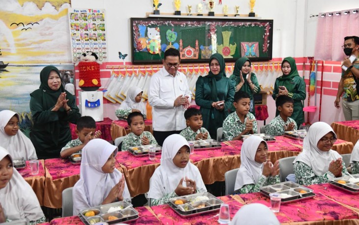 Mendag Budi Bersama Gubernur Ansar saat Tinjau Pelaksanaan Program MBG di Yayasan Ibnu Sina Batam