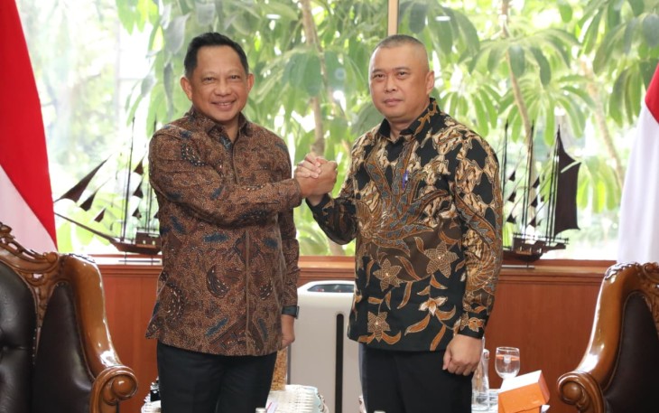 Mendagri Muhammad Tito Karnavian bersama Menhub Dudy Purwagandhi saat pertemuan di Kantor Pusat Kementerian Dalam Negeri (Kemendagri), Jakarta, Jumat (21/11/2025).