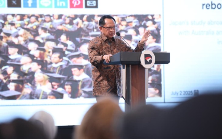 Mendagri Muhammad Tito Karnavian saat menghadiri Alliance of Alumni Associations (AAA) Conference 1.0: Connecting Global Expertise with Indonesian Opportunities di Hall Wisma Danantara Indonesia, Jumat (5/12/2025).