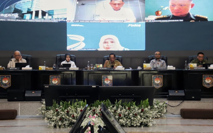 Mendagri saat memimpin Rapat Koordinasi (Rakor) Pengendalian Inflasi Daerah secara hybrid dari Gedung Sasana Bhakti Praja (SBP), Kantor Pusat Kementerian Dalam Negeri (Kemendagri), Jakarta, Selasa (22/7/2025).