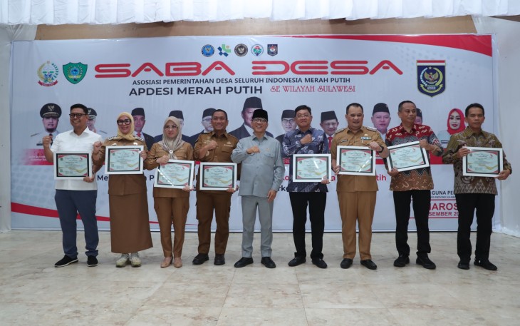 Mendes Yandri saat menghadiri kegiatan Saba Desa yang digelar APDESI Merah Putih sekaligus mendeklarasikan Desa Bersih Narkoba (Bersinar) Provinsi Sulawesi Selatan di gedung serbaguna Pemkab Maros, Selasa (2/12/2025).