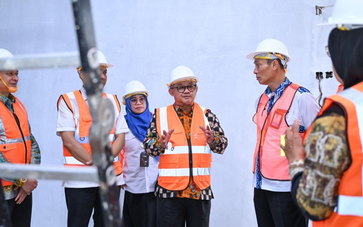Mendikdasmen, Abdul Mu’ti, saat meninjau secara langsung Revitalisasi dan IFP di Banjarbaru