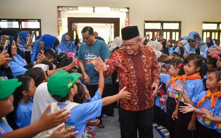 Mendikdasmen Abdul Mu’ti, menyoroti bahwa pendidikan prasekolah merupakan bagian dari pemenuhan hak anak yang berperan penting dalam kesiapan belajar mereka ke jenjang berikutnya.