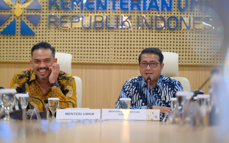 Menekraf bersama Menteri UMKM, Maman Abdurrahman beserta jajaran Kementerian UMKm membahas beberapa langkah strategis dalam beberapa program antara Kementerian Ekonomi Kreatif dan Kementerian UMKM untuk dapat meningkatkan dan menguatkan sektor ekomoni kreatif yang berkelanjutan, Gedung Kementerian UMKM, Jakarta (060525).