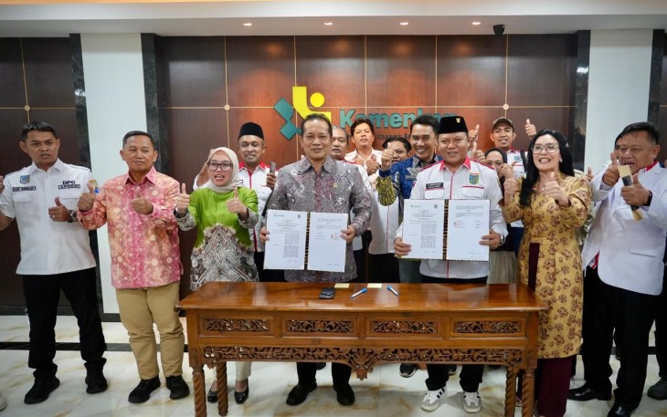Menkop Ferry Juliantono saat melakukan audiensi, sekaligus penandatangan MoU antara Kemenkop dengan Apdesi Merah Putih di kantor Kemenkop, Jakarta, Kamis malam (13/11/2025).