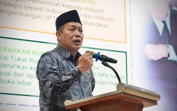 Menkop Ferry Juliantono saat memberikan kuliah umum pada acara Seminar Nasional BEM FEB Universitas Islam Sultan Agung (Unissula) periode 2024-2025, Semarang, Kamis (18/12/2025).