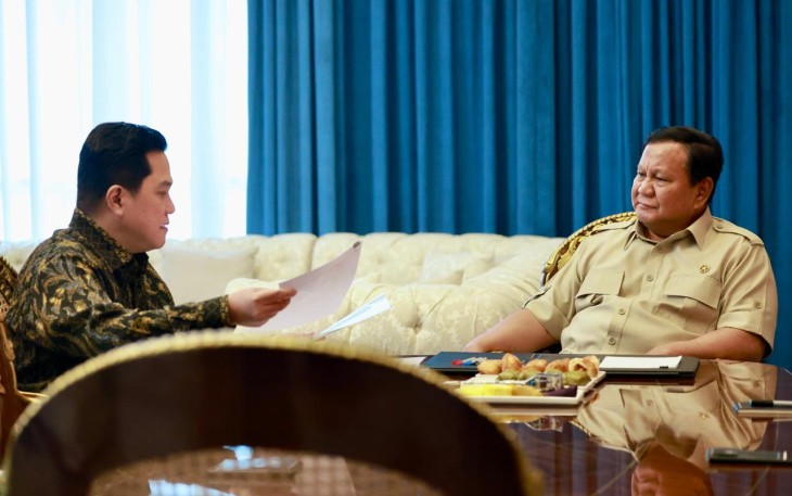 Menpora RI Erick Thohir saat terima arahan dari Presiden Prabowo Subianto terkait prioritas kesejahteraan para atlet dalam rapat di Istana Merdeka, Jakarta, Selasa (25/11).