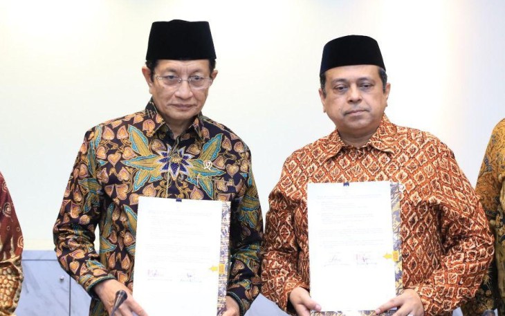 Menteri Agama Nasaruddin Umar saat teken MoU bersama Kepala BPJPH Ahmad Haikal Hasan.