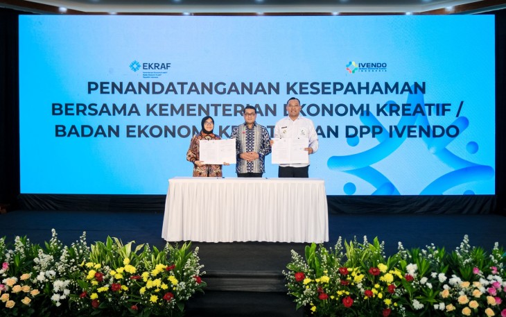 Menteri Ekraf Teuku Riefky Harsya saat penandatanganan MoU dengan Ketua Umum DPP IVENDO, Irvan Mahidin Soekamto, di Auditorium Kantor Kementerian Ekraf, Jakarta, Kamis, 14 Agustus 2025.