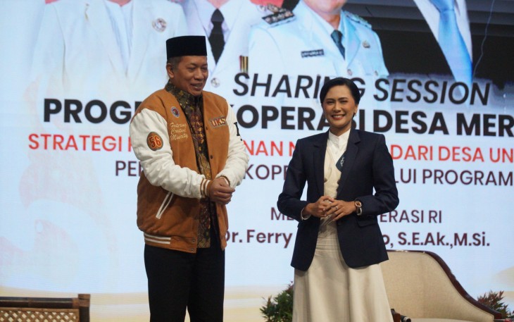 Menteri Koperasi Dr. Ferry Juliantono, S.E., Ak., M.Si_., saat menerima cindera mata dari UKSW seusai menjadi narasumber. 