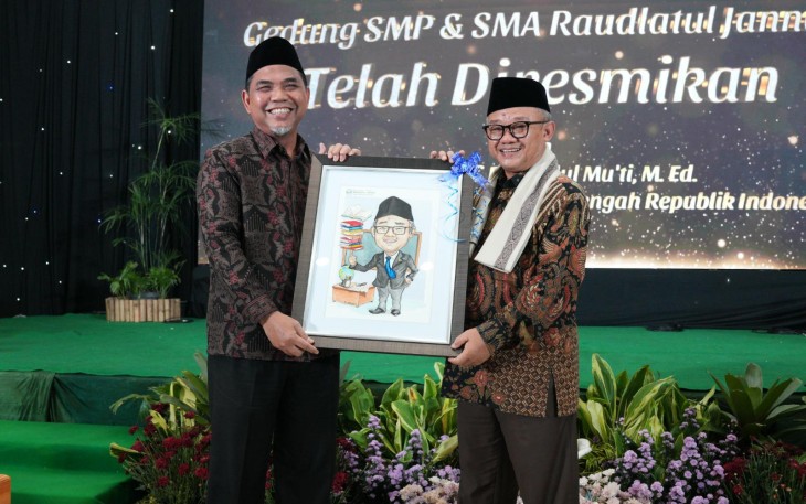 Menteri Mu’ti usai menandatangani dua prasasti peresmian gedung di Perguruan Islam Raudatul Jannah.