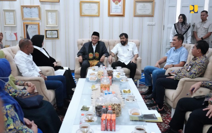 Menteri PU Dody Hanggodo bersama Gubernur Aceh Muzakir Manaf dan Walikota Banda Aceh Illiza Sa'aduddin Djamal membahas calon lokasi Sekolah Rakyat Tahap II untuk Kota Banda Aceh, di Pendopo Walikota Banda Aceh pada Rabu (24/6/2025). 