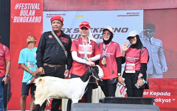 Novita Hardini, saat menggelar TGX Sukarno run 2025 di pasar Pon, Kabupaten Trenggalek.