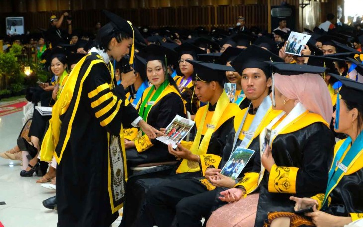 Nuansa haru terasa ketika Rektor UKSW, Profesor Intiyas Utami, mengajak para lulusan menatap foto keluarga yang mereka bawa sebagai ungkapan syukur atas setiap perjuangan dan pengorbanan
