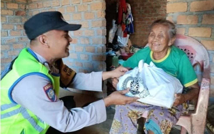 Polsek Belitang III Beri Bantuan Sembako Untuk Warga Kurang Mampu 