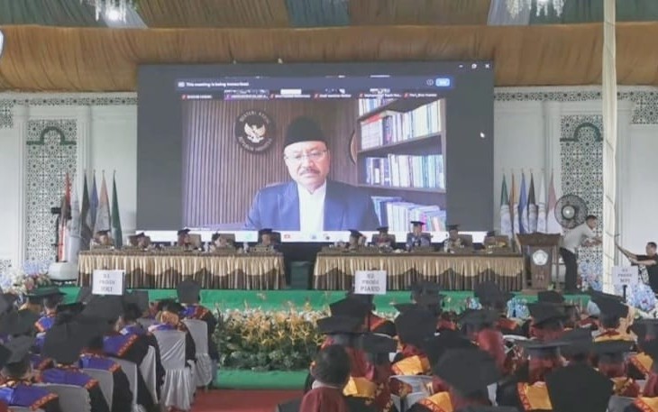 Gus Ipul saat memberikan orasi ilmiah dalam acara Wisuda 1.800 Sarjana (S1), Magister (S2), dan Doktor (S3) Universitas Islam An Nur Lampung Periode 1 Tahun 2025 pada Sabtu (28/6/2025). Turut hadir dalam acara ini Bupati Lampung Selatan Radityo Egi Pratama.