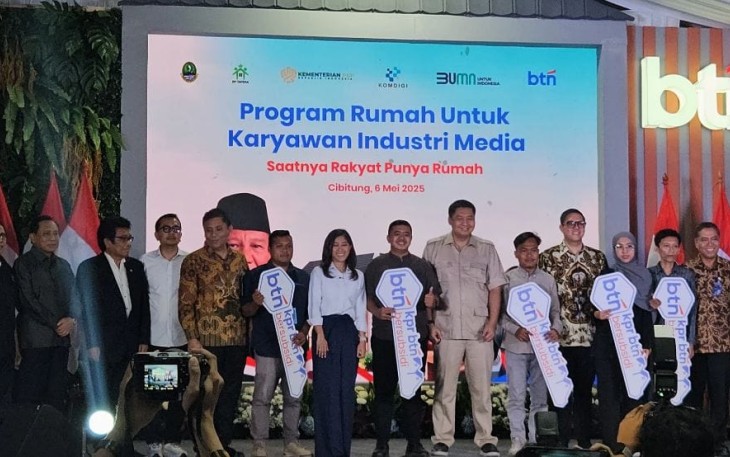 Menteri PKP dan Menkomdigi saat Serahkan Kunci Rumah Subsidi Wartawan di Bekasi