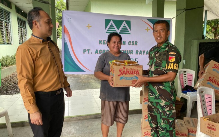 Personil Kodim 1310/Bitung bersama pihak Manajemen PT. AMR saat membagikan sembako kepada masyarakat