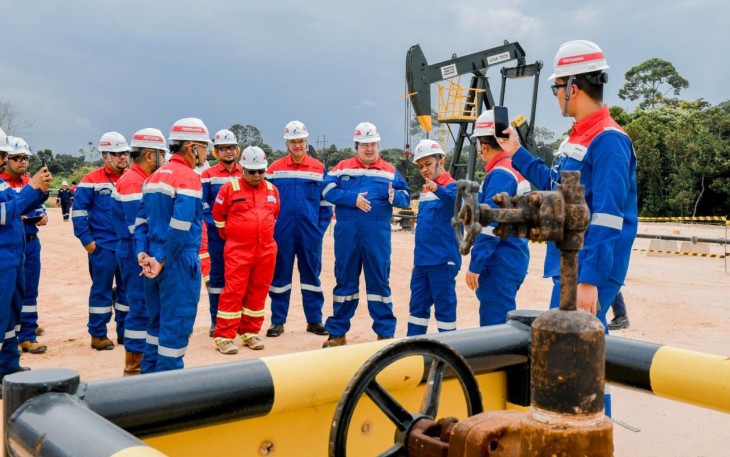 Menteri Bahlil saat melakukan peninjauan ke wilayah kerja PT Pertamina Hulu Rokan (PHR) di Duri, Bengkalis, Riau, Rabu (5/2/2025).
