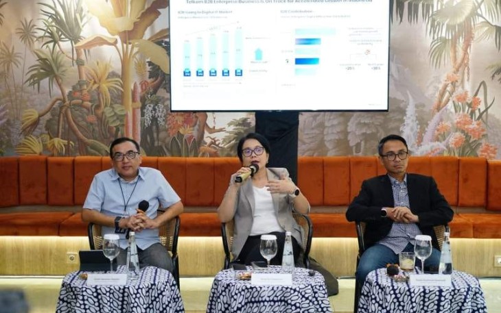 Direktur Enterprise & Business Service Telkom Veranita Yosephine bersama Direktur IT Digital Telkom Faizal R. Djoemadi, dipandu oleh Andri Herawan Sasoko, Vice President Corporate Communication Telkom menyampaikan pada Media Update bersama para awak media di Jakarta, Kamis (14/8), bahwa sebagai digital transformation enabler, Telkom menghadirkan integrated digital ecosystem, antara lain melalui layanan Connectivity+, Internet of Things (IoT), Cybersecurity, dan Artificial Intelligence (AI).