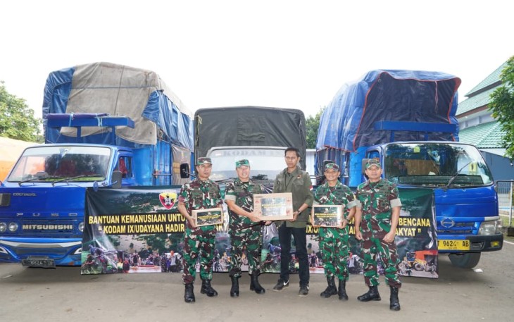 Pangdam Udayana saat Serahkan Bantuan Kodam IX/Udayana Untuk Korban Bencana Alam