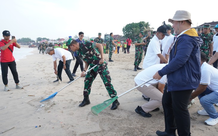 Sinergi Kodam IX/UDY Bersama Seluruh Komponen Bersihkan Sampah Pantai