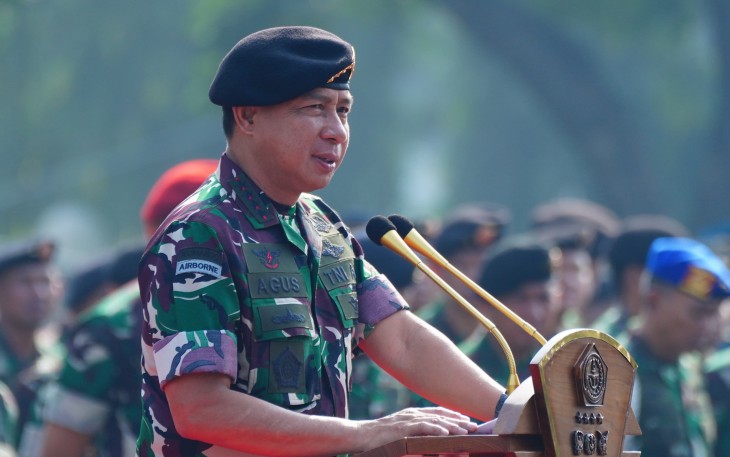 Panglima TNI Jenderal TNI Agus Subiyanto saat  memimpin Apel Khusus dalam rangka kegiatan Halal Bihalal selepas hari Raya Idul Fitri tahun 1446 H/ 2025 M di Lapangan B3 Mabes TNI, Cilangkap, Jakarta Timur, Rabu (9/4/2025).