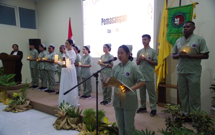 Para mahasiswa saat mengucapkan janji kepaniteraan dalam acara Capping & Pinning Ceremony serta Pengucapan Janji Kepaniteraan.