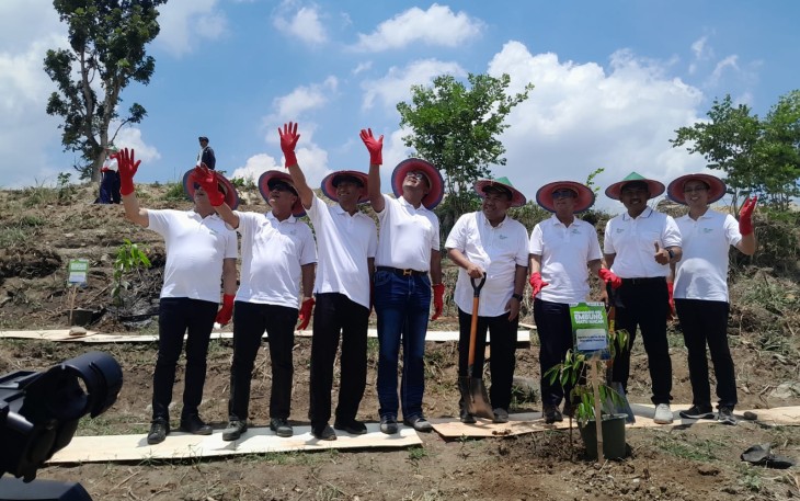 Para tamu undangan berpose bersama usai peresmian embung "Watu Macan" di Desa Megeri Kecamatan Kradenan,  Kabupaten Blora.