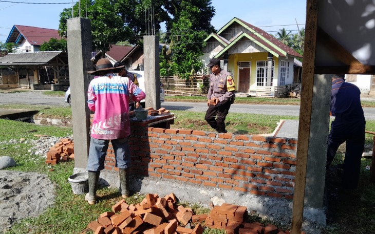 TMMD Ke-124 Kodim 0408/BS Pasang Batu Bata di Poskamling