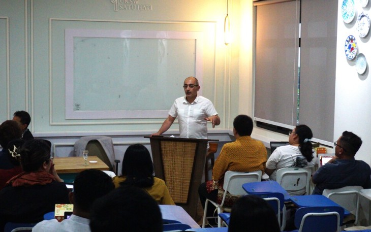Pemaparan materi oleh Director ACMCU Dr. Nader Hashemi dalam Public Lecture Islam and Human Rights A 50-Year Retrospective 