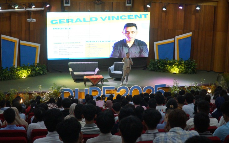 Pemaparan materi oleh Gerald Vincent dalam acara “PURE Seminar dan Competition 2025”, Auditorium Ds. S. Djojodihardjo FTI UKSW, Jumat (19-09-2025). 