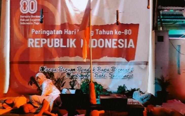 Pementasan sosiodrama "Ibu Pertiwi" dalam Malam Tirakatan memperingati HUT RI ke-80, di Aula Perumahan Pondok Baru Permai 2, Purbayan, Baki, Kabupaten Sukoharjo, Sabtu (16/8/2025) malam.