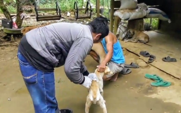 Petugas saat Lakukan Vaksinasi