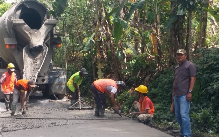 Pembangunan Jalan Rabat Beton di Desa Bantur