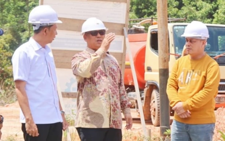Wakil Gubernur Kepulauan Riau, Nyanyang Haris Pratamura, meninjau langsung kondisi jalan tersebut pada Minggu (7/9).