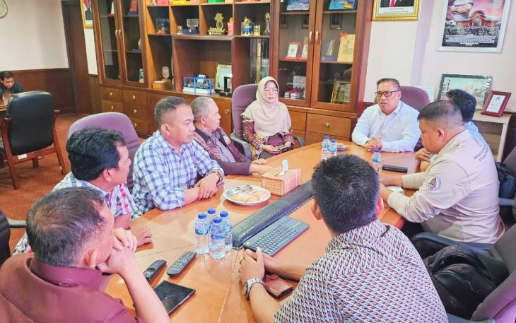 Wagub Nyanyang saat menerima audiensi Perkumpulan Keluarga Banjarnahor Batak yang dipimpin Ketua Tim Kaderisasi Rudi Toni di Kantor Graha Kepri, Kota Batam, Kamis (21/8/2025).