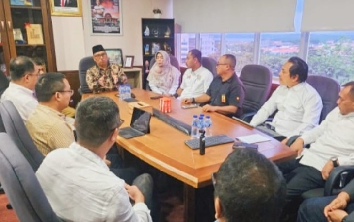 Rapat audiensi yang dipimpin Wakil Gubernur Kepri Nyanyang Haris Pratamura bersama perwakilan PT Prabu Pratama di Graha Kepri, Batam, Selasa (9/9/2025).
