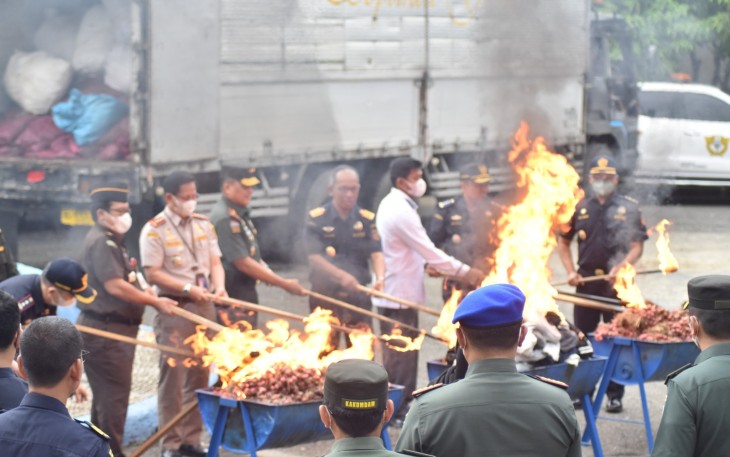 Pemusnahan barang impor ilegal berupa bawang merah dan pakaian bekas. Kegiatan ini dilaksanakan di Kantor Pengawasan dan Pelayanan Bea dan Cukai (KPPBC) Tipe Madya Pabean (TMP) C Banda Aceh.