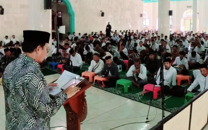 Wakil Gubernur Sulawesi Selatan melalui Kepala Dinas Kependudukan dan Pencatatan Sipil Provinsi Sulawesi Selatan, Dr. M. Ikbal S. Suhaeb, SE, MT, menghadiri kegiatan Pengajian Akbar dan Silaturahim di Masjid Roudhotul Jannah, Kompleks Dr. Tadjuddin Chalid, Jalan Berua Raya, Kota Makassar, Sulawesi Selatan, Minggu (14/9/2025).