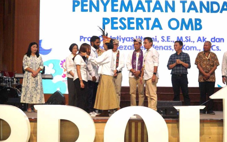 Pengalungan cocard kepada dua mahasiswa perwakilan internasional dan nasional oleh Rektor Intiyas dalam Pembukaan OMB 2025.jpg