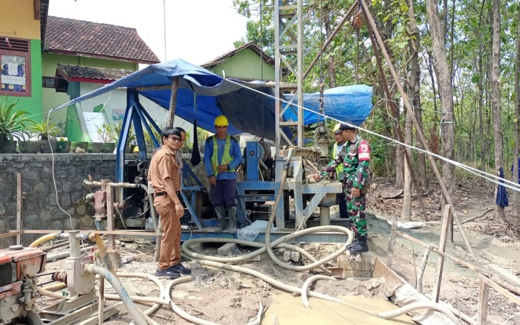 Pengeboran Sumur Air Bersih untuk Warga Desa Klumutan, Kecamatan Saradan, Kabupaten Madiun, Serka Juhartono, Selasa, (26/8).