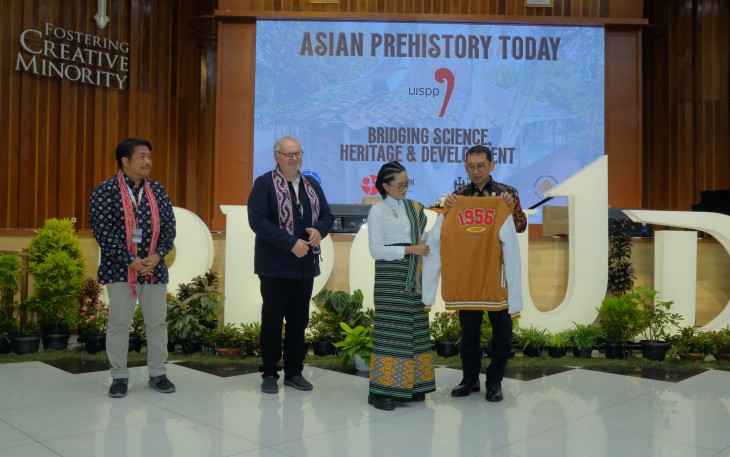 Penyerahan cinderamata oleh Rektor Intiyas kepada Menteri Kebudayaan Republik Indonesia, Dr. H. Fadli Zon, S.S., M.Sc_. 