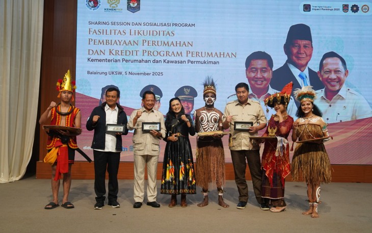 Penyerahan kenang-kenangan oleh Rektor UKSW Profesor Intiyas Utami dalam acara Sharing Session dan Sosialisasi Program Kementerian Perumahan.