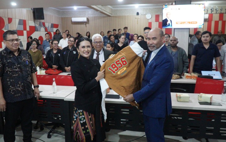 Penyerahan kenang-kenangan oleh Rektor UKSW Profesor Intiyas Utami kepada Dr. Viktor Bungtilu Laiskodat, S.H., M.Si_., dalam kuliah tamu di UKSW.