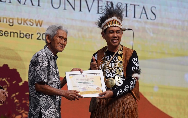 Penyerahan penghargaan Anugerah Talenta Unggul oleh WR RIK UKSW Profesor Eko Sediyono pada Eyang Narto.