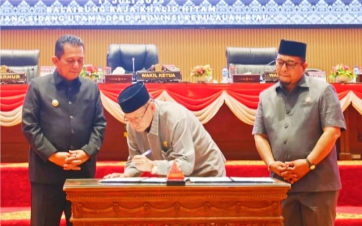 Gubernur Ansar Ahmad (kiri) menyaksikan penandatanganan RPJMD 2025-2029