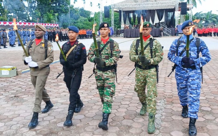 Personel Kodim 1710/Mimika saat Ikut Taptu dan Pawai Obor Peringatan HUT Ke-80 Kemerdekaan RI