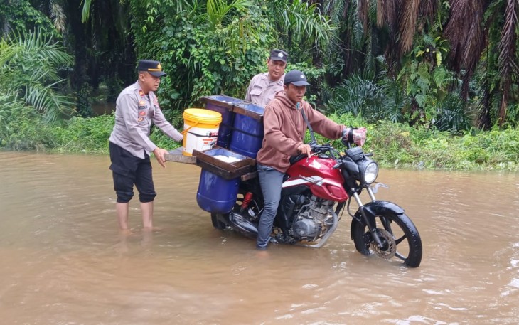 Personel Polsek Gunung Meriah saat Bantu Warga Terjebak Banjir
